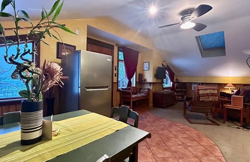 Nelson Apartment | Artistic & Bright Downtown Studio with a VIEW!