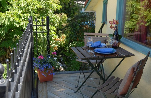 Nelson Apartment | Artistic & Bright Downtown Studio with a VIEW!