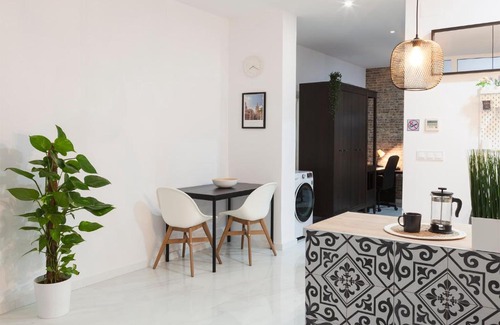 Mestalla Apartment | Artistic Digital Retreat-Great Location Near Metro