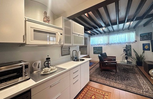 Hollywood Apartment | Artistic Haven in Hollywood with Pool, Hot Tub, Cabana, and Garden