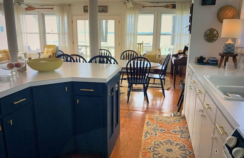River Road Cottage | Artistic Pamlico Cottage just downriver from Washington NC