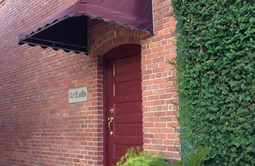 Historic Downtown Apartment | ArtLoft Historic Loft Apartment located in the heart of Downtown Beaufort