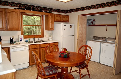 Gatlinburg Cabin | Arts & Crafts Community/ 1 bedroom, hot tub and pool table / wifi