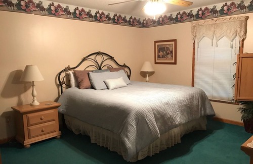 Gatlinburg Cabin | Arts & Crafts Community/ 1 bedroom, hot tub and pool table / wifi
