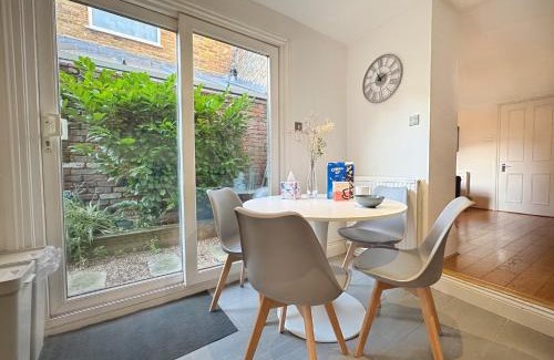 Hammersmith Apartment | Artsy & bright Hammersmith London 1b1b, up to 4 people