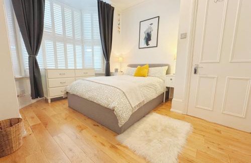 Hammersmith Apartment | Artsy & bright Hammersmith London 1b1b, up to 4 people