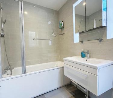 Hammersmith Apartment | Artsy & bright Hammersmith London 1b1b, up to 4 people