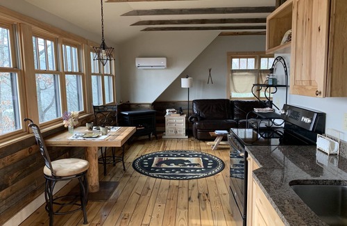 Skyland Bed & Breakfast | ARTSY MOUNTAIN VIEW LOFT