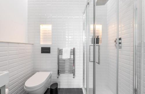 Ealing Common Apartment | Artsy Serviced Apartments - Ealing