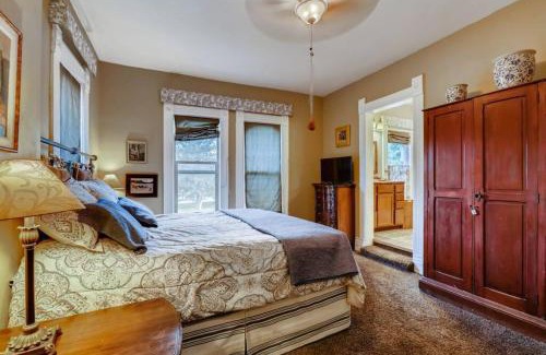 Whittier House | Artsy Victorian Great Location And Amazing Outdoor Space