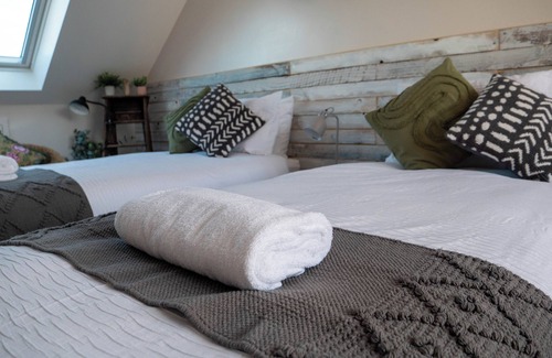 Arundel Bed & Breakfast | Arundel gorgeous en suite twin room with easy parking plus breakfast