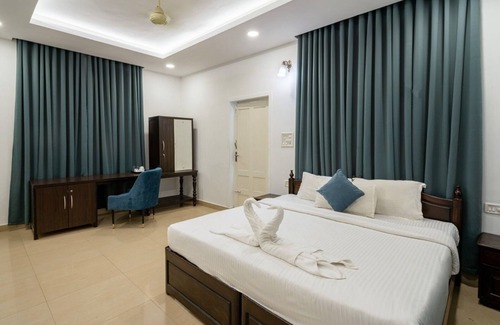 Rajakkad Resort | Aruvi Waterfall front Resort