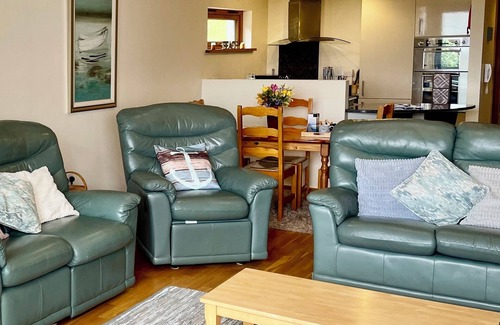 Maenporth Apartment | Arvor -Bright, spacious flat ,near sandy beach, coast paths and Falmouth Bay