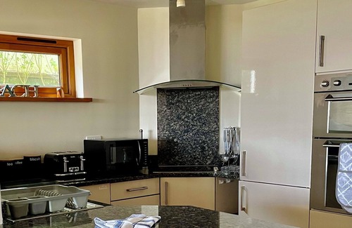 Maenporth Apartment | Arvor -Bright, spacious flat ,near sandy beach, coast paths and Falmouth Bay
