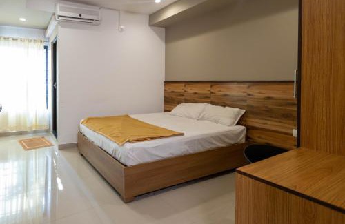 Kumbalam Hotel | Aryaas Residency Nettoor