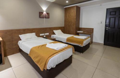 Kumbalam Hotel | Aryaas Residency Nettoor