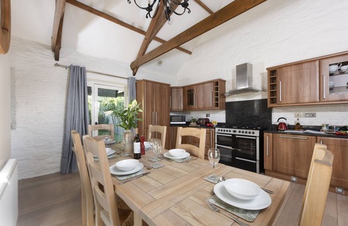 Liskeard Cottage | As a former cider press, Hob Nob is no stranger to a gathering of family and friends. It's delightfu