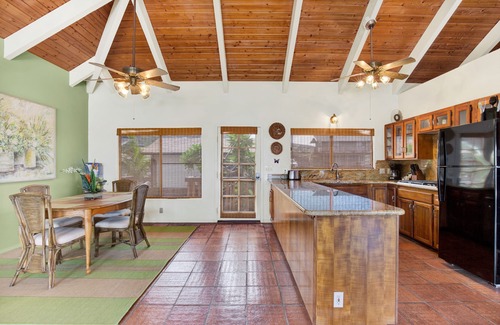 Captain Cook House | AS SEEN ON HGTV BEACH HUNTERS! Oceanfront, Amazing Whale Watching and Snorkeling