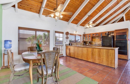 Captain Cook House | AS SEEN ON HGTV BEACH HUNTERS! Oceanfront, Amazing Whale Watching and Snorkeling