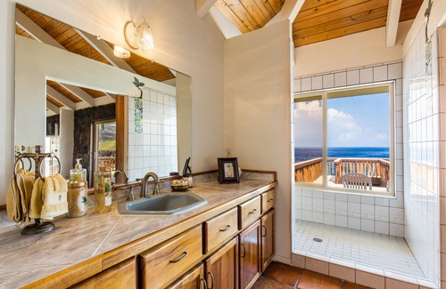 Captain Cook House | AS SEEN ON HGTV BEACH HUNTERS! Oceanfront, Amazing Whale Watching and Snorkeling