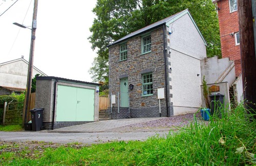 Pentrebach Cabin | Ash Cottage