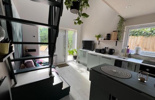 Ashburton House | Ashburton unique Studio House, close to Cookery School, private entrance & parking