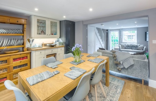 Arundel Cottage | Ashby Cottage - a holiday home that sleeps 6 guests in 3 bedrooms