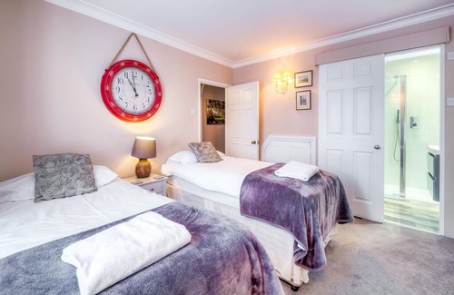 Arundel Cottage | Ashby Cottage - a holiday home that sleeps 6 guests in 3 bedrooms
