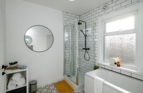 Barry House | Asher Suite by Koya Homes - 2-Bedroom Home, Downtown Barry, Free Parking