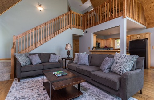 Fairview Ski Chalet | ASHEVILLE Luxury chalet HOT TUB VIEWS 7 Acres Private October 13-18 Avail