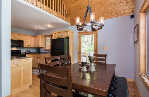 Fairview Ski Chalet | ASHEVILLE Luxury chalet HOT TUB VIEWS 7 Acres Private October 13-18 Avail