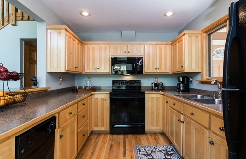 Fairview Ski Chalet | ASHEVILLE Luxury chalet HOT TUB VIEWS 7 Acres Private October 13-18 Avail