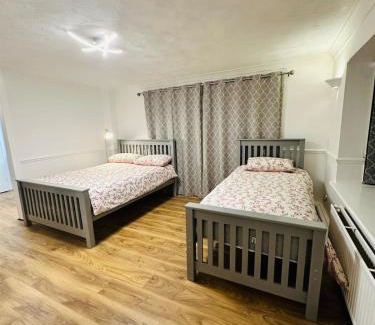 Milton Keynes Apartment | Ashsons Cosy Studio Apartment Free Parking For Car or Small Van Only