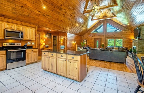 Stanley House | Ask Pet Promo, Views, Spa, Fire Pit, Sleeps 20