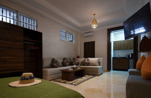 Imi Ouaddar Apartment | Aslem studio apartment ensuite shower