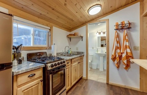 Lyons Cabin | Aspen Cabin-HOT TUB~ River Access~RMNP