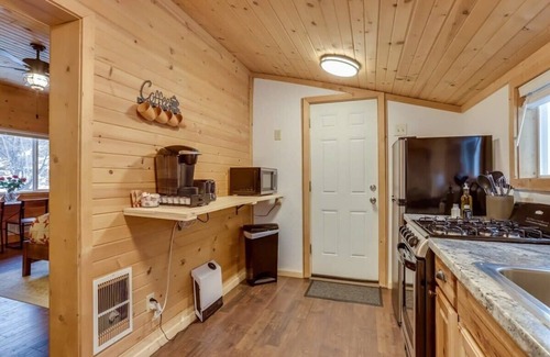 Lyons Cabin | Aspen Cabin-HOT TUB~ River Access~RMNP