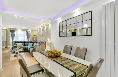 Bierton House | Aspen Close 4 Bedroom Retreat with Spa, Sauna and Gym