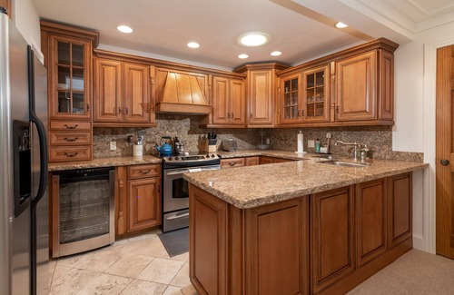 Aspen Condo | Aspen CORE Luxe Apartment. Steps 2 Gondola Plaza, dwntwn. Hot Tub, Gym, Parking
