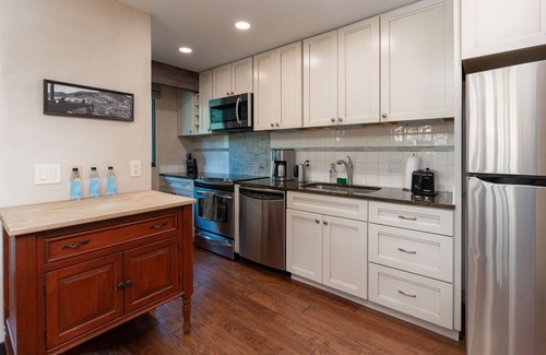 Aspen Apartment | Aspen Core Riverfront Condo with Pool & Hot Tub