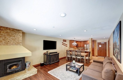 Mammoth Lakes Condo | Aspen Creek 117: Walk to Lifts at Eagle Lodge