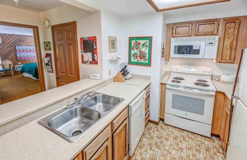 Mammoth Lakes Condo | Aspen Creek #119 | Shared Pool, Hot Tub & BBQ!