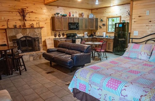 Lindale Cabin | Aspen-Rustic chic cabin in the piney woods of East Texas