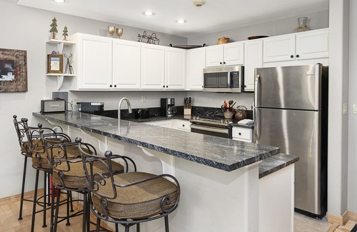 Edwards Condo | Aspenwood Lodge In Arrowhead, short walk to the Ski Lift, free garage parking!