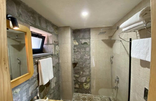 Ayvacik Hotel | Assos Karadut Taş Otel