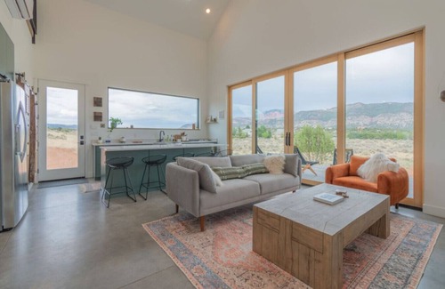 New Harmony House | Astoa Etxea: Peaceful Desert Retreat Near Zion - Long-term Stay