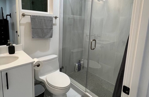 Alki House | Astonishing Alki Accommodation - 2b/2.5ba 5 min from the beach!