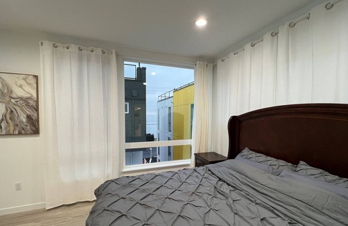 Alki House | Astonishing Alki Accommodation - 2b/2.5ba 5 min from the beach!