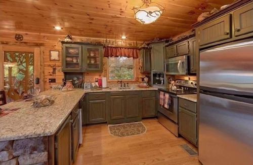Gatlinburg - Pigeon Forge Cabin | ASTONISHING VIEWS! Posh Dream Cabin! Perfect Location! HotTub! Media&Game Rooms!