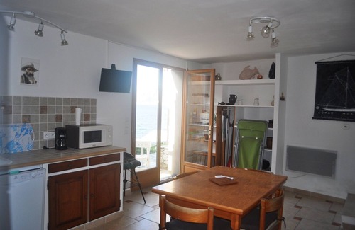 Chine House | At 20 meters from the sea, traditional fisherman's cabanon,